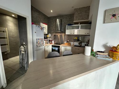 une cuisine avec un comptoir et des chaises. dans l'établissement Delight room 1st door, à Nice