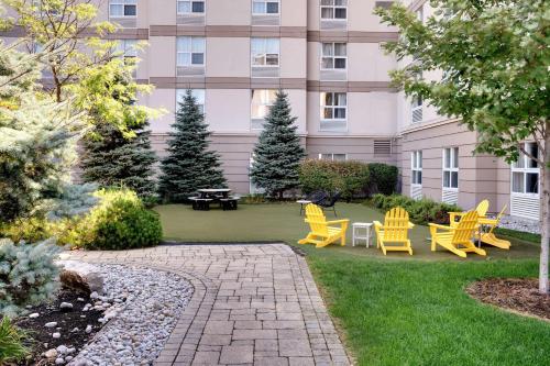 Jardín al aire libre en Homewood Suites by Hilton Toronto-Markham