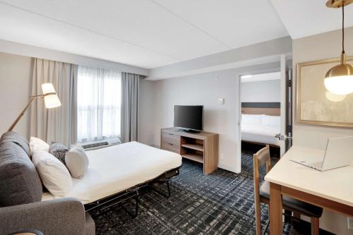 Una televisión o centro de entretenimiento en Homewood Suites by Hilton Toronto-Markham