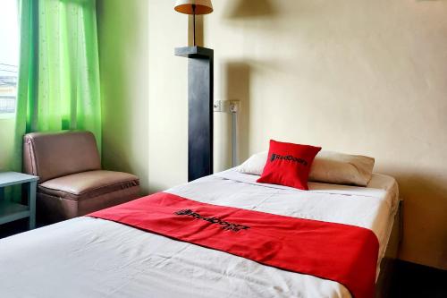 Una cama o camas en una habitación de RedDoorz at Sampurna Jaya Hotel Tanjung Pinang