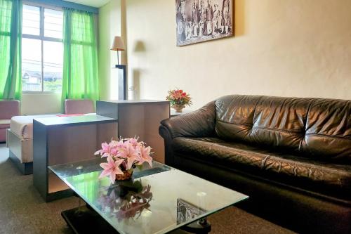 Un lugar para sentarse en RedDoorz at Sampurna Jaya Hotel Tanjung Pinang