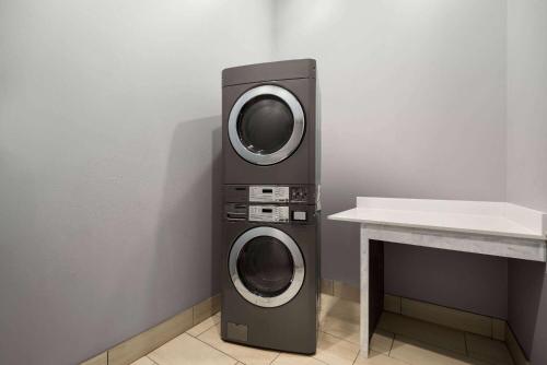 a dryer and a washing machine in a room at La Quinta by Wyndham Gonzales LA in Gonzales