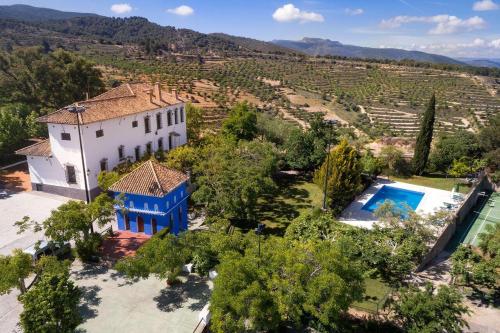 una vista aérea de una casa con piscina en Cortijo Balzain, en La Zubia