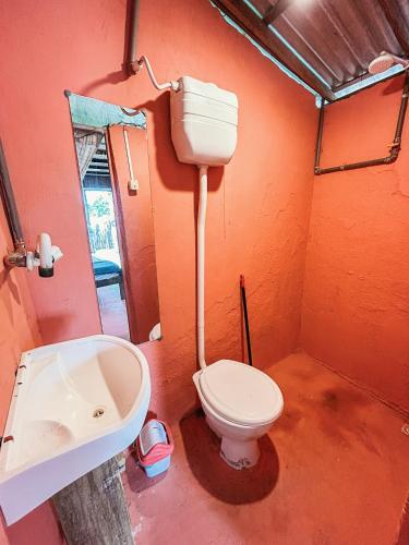 a bathroom with a toilet and a sink at Tatajuba Hostel Casa Pascual in Tatajuba