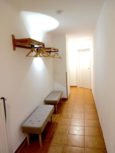 a hallway with two benches and a light and a door at Seyfarthrooms - Ferienwohnung Zum Dorfladen Rathen - zentrale Lage mit direkter Anbindung an das Wanderwegenetz, moderne Inneneinrichtung in Rathen