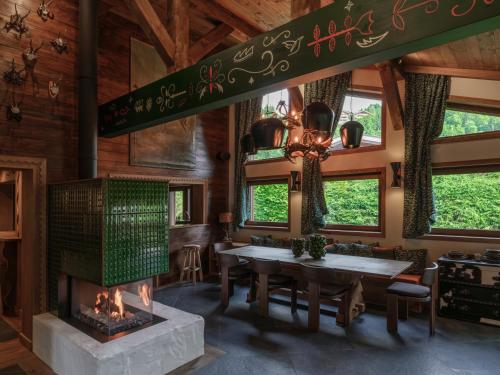 jadalnia z kominkiem i stołem w obiekcie Chalet Molitor, avec services, Collection Chalets des Fermes w mieście Megève