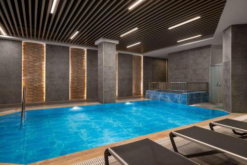 Bazén v ubytování Ramada Resort by Wyndham Pamukkale Thermal nebo v jeho okolí