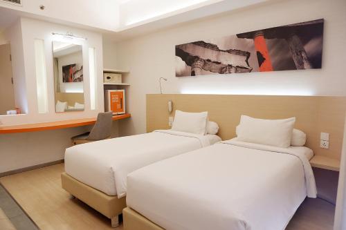 Cama o camas de una habitación en HARRIS Hotel & Conventions Gubeng