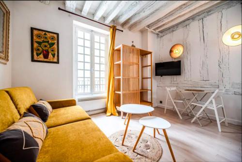 un salon avec un canapé et une table dans l'établissement Appartement pour 2 personnes, à Paris