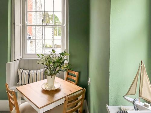 Posezení v ubytování The Cornish Peak Beautiful Apartment In Grade 2 Listed Building In Cornwall By StayStaycations