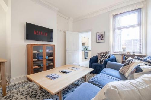 Televisyen dan/atau pusat hiburan di Cosy Flat,Great Location&Parking