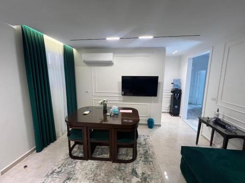 Televisyen dan/atau pusat hiburan di New 2BR Apt with Garden for Rent in Prime Location in Rehab City شقة بحديقة للايجار بالرحاب مجموعة 77
