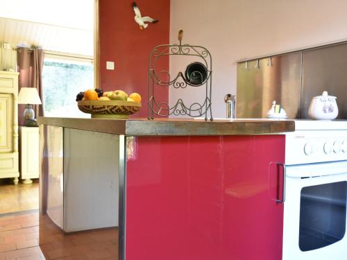 une cuisine avec un comptoir avec un bol de fruits dessus dans l'établissement Holiday Home in Vitz-Sur-Authie Garden View, à Le Ponchel