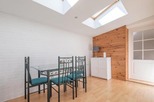 une salle à manger avec une table et des chaises dans l'établissement Maison mitoyenne- 4 pers - Centre historique de Pornic, à Pornic