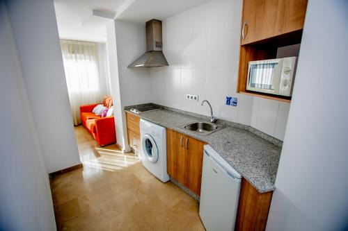 Kuchyň nebo kuchyňský kout v ubytování Apartamentos Aixa II