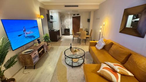 Luxury sea view, 5star Barcelo on Beachにあるテレビまたはエンターテインメントセンター