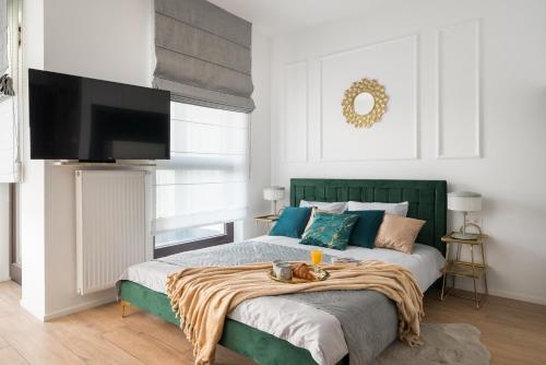 Urban Gem with private parking, relaxing balcony at Metro Station, only 10 min to city centre