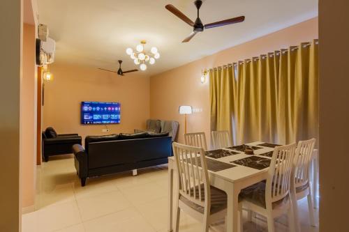 Televisyen dan/atau pusat hiburan di Layover Lounge Close to Airport, BITS