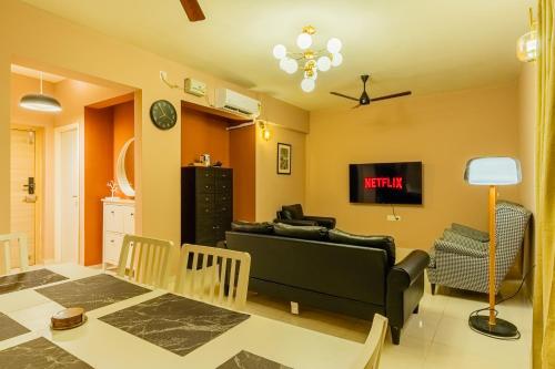 Televisyen dan/atau pusat hiburan di Layover Lounge Close to Airport, BITS