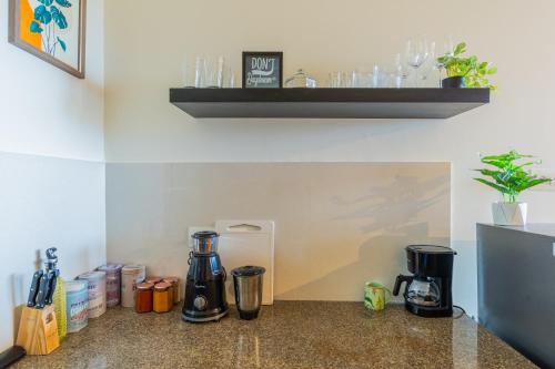 Kemudahan buat kopi dan teh di Layover Lounge Close to Airport, BITS