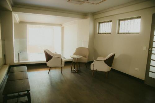 a room with chairs and a table and a window at HOTEL ROYAL PARK in Piracicaba