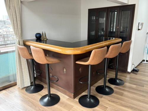 a bar with chairs and a table in a room at 池袋駅まで電車で7分 4LDK98m2 in Tokyo