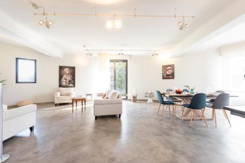 un salon avec une table et des chaises dans l'établissement Duplex Walking from the Beach, à Cannes
