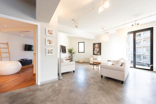 un salon avec des meubles blancs et une grande fenêtre dans l'établissement Duplex Walking from the Beach, à Cannes
