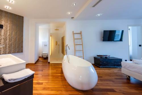 La salle de bains est pourvue d'une grande baignoire et d'un lavabo. dans l'établissement Duplex Walking from the Beach, à Cannes