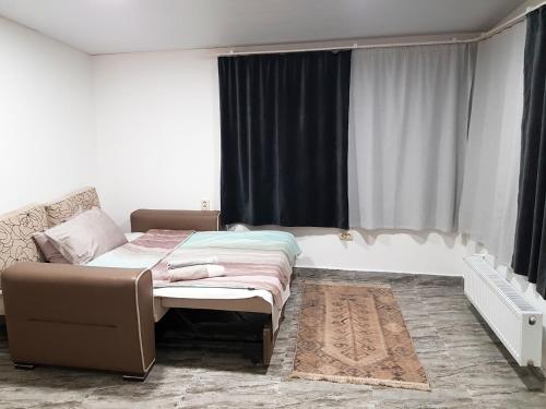 Postel nebo postele na pokoji v ubytování Домик у реки Куры