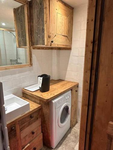 - une buanderie avec un lave-linge et un évier dans l'établissement Tignes, ski aux pieds, vue d'exception, 1 chambre, à Tignes