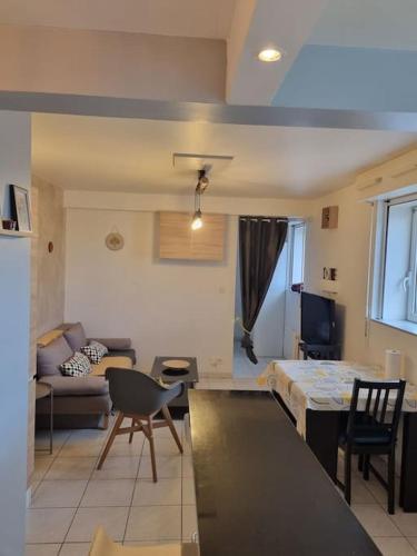 un salon avec un canapé et une table dans l'établissement appartement agréable, à Guérande