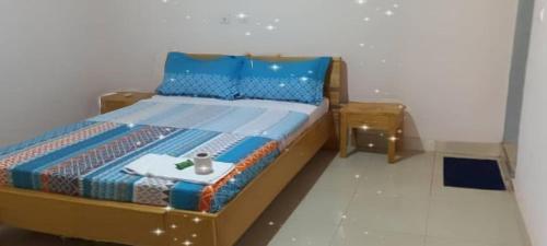 Un pat sau paturi într-o cameră la Les Residences EBAH
