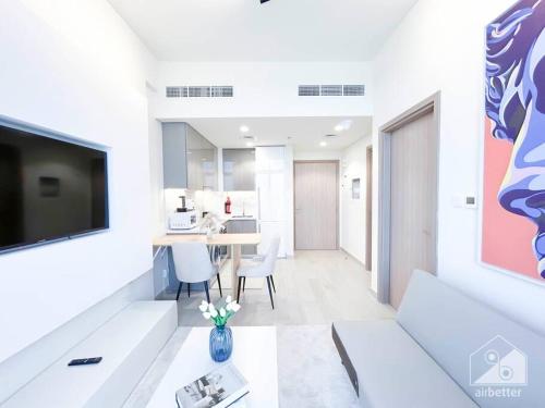 Una cocina o cocineta en Elegant 1BR with Balcony in Azizi Riviera