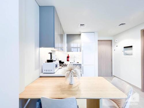 Una cocina o cocineta en Elegant 1BR with Balcony in Azizi Riviera