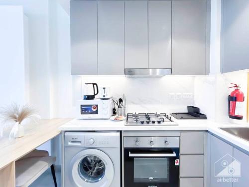 Una cocina o cocineta en Elegant 1BR with Balcony in Azizi Riviera