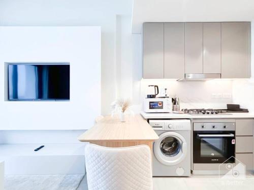 Una cocina o cocineta en Elegant 1BR with Balcony in Azizi Riviera
