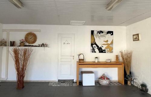 Φωτογραφία από το άλμπουμ του " Villa Belle Vue" Chambre indépendante et Cuisine d'été σε Saint-Paul-et-Valmalle