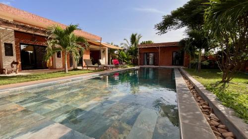 Bazén v ubytování La Villa Awalie, maison de charme avec piscine nebo v jeho okolí