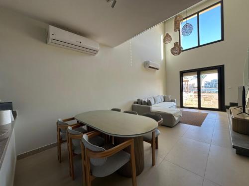 Televisyen dan/atau pusat hiburan di Shedwan 3 bed and nanny room townhouse