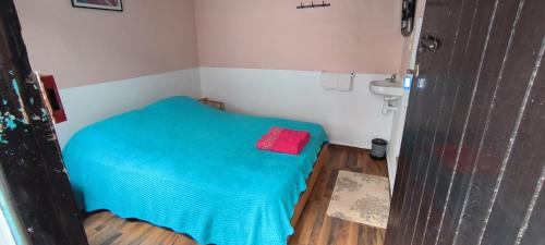 a small room with a bed and a sink at le grand atlas in Mirleft