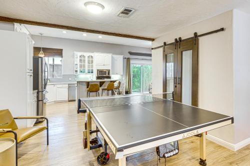 Kemudahan pingpong di Palm Desert Home with Pool, Near Shops on El Paseo! atau berdekatan