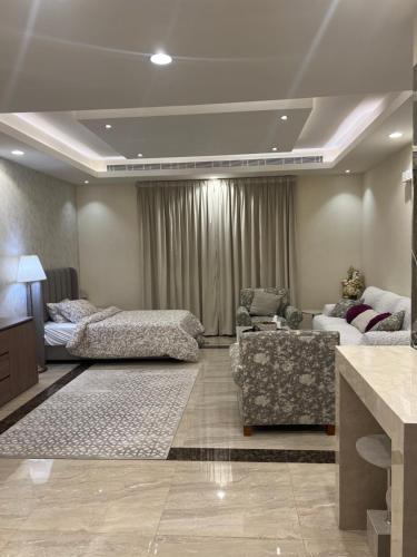 Postel nebo postele na pokoji v ubytování استديو مودرن لنساء فقط نعتذر من الرجال Modern studio for women only we apologize to men