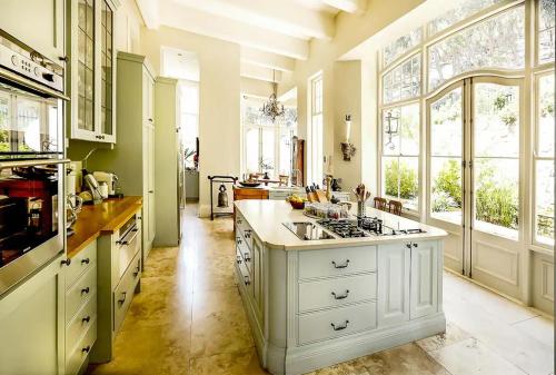 21 Nettleton Boutique Hotel & Luxury Residenceにあるキッチンまたは簡易キッチン