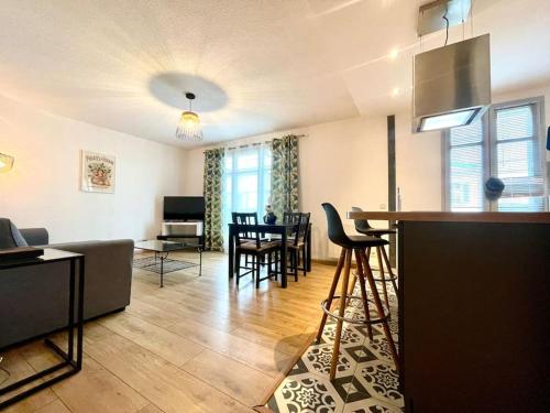 147 - Vue Cité Médiévale et Parking