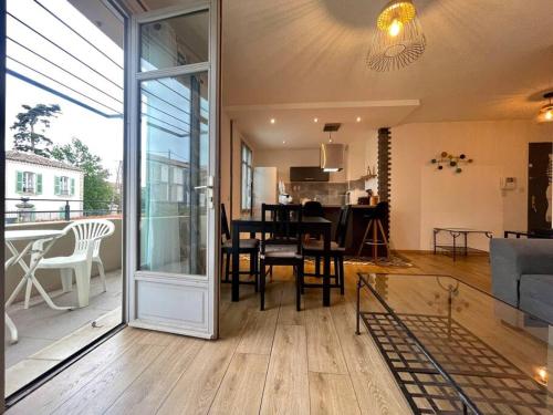 un salon avec une table et une salle à manger dans l'établissement 147 - Vue Cité Médiévale et Parking, à Carcassonne