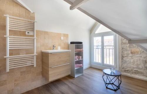 a bathroom with a sink and a counter and a window at Remarquable T3 proche plages in Carqueiranne