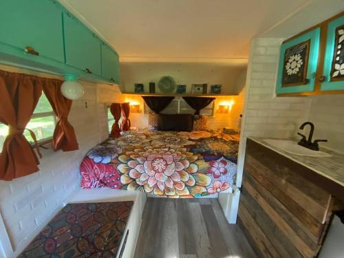 ハンツビルにあるPecan Grove Cabinの洗面台のある部屋にベッドがある部屋