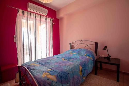a bedroom with a bed and a window at Cozy Hilltop Home with Breathtaking Views in Magoúla