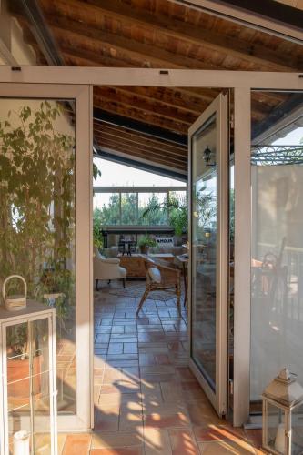 an open patio with sliding glass doors and a table at Les Deux Petits Pois in Fanjeaux